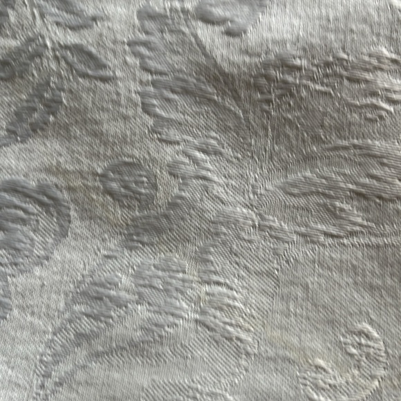 Damask tablecloth. 6 napkins and placemats. Never used. - Picture 4 of 6